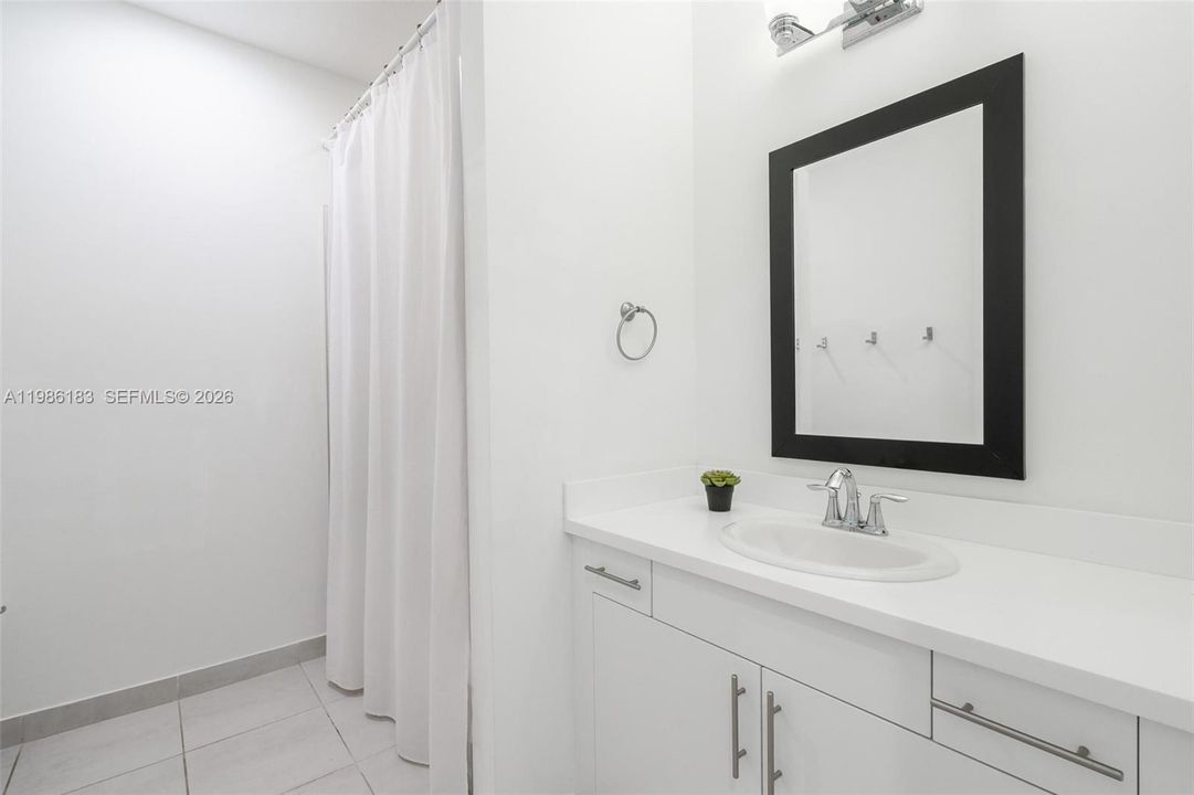 Activo con contrato: $3,800 (4 camas, 2 baños, 1865 Pies cuadrados)