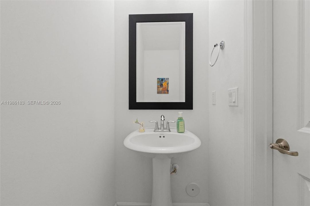 Activo con contrato: $3,800 (4 camas, 2 baños, 1865 Pies cuadrados)