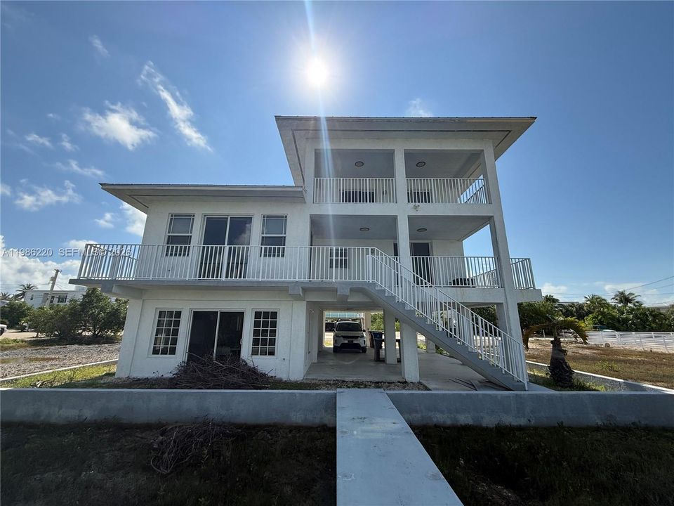 For Sale: $1,050,000 (3 beds, 2 baths, 1954 Square Feet)