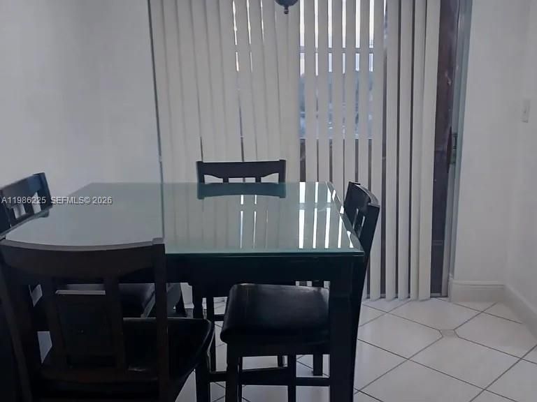 На продажу: $230,000 (2 спален, 1 ванн, 760 Квадратных фут)