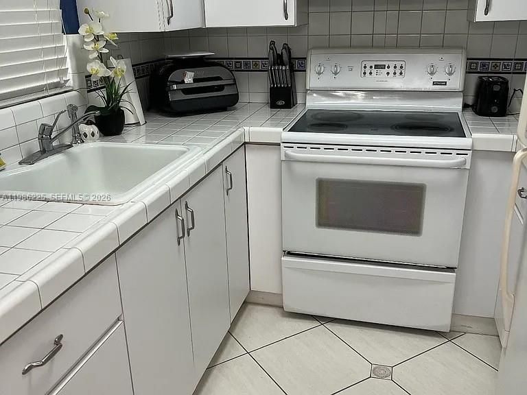 На продажу: $230,000 (2 спален, 1 ванн, 760 Квадратных фут)