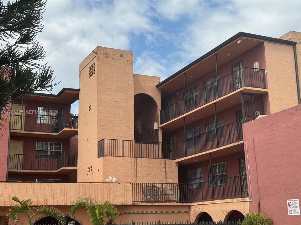 На продажу: $230,000 (2 спален, 1 ванн, 760 Квадратных фут)