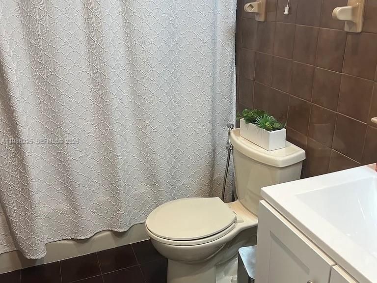 На продажу: $230,000 (2 спален, 1 ванн, 760 Квадратных фут)