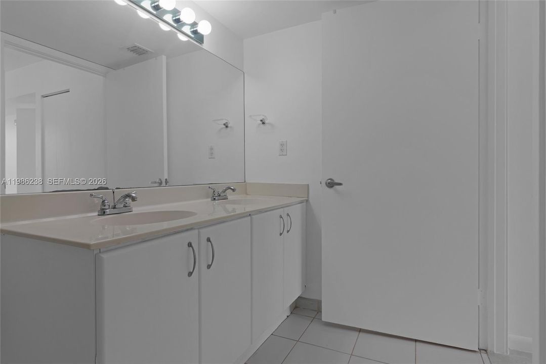 En Venta: $385,000 (2 camas, 2 baños, 1067 Pies cuadrados)