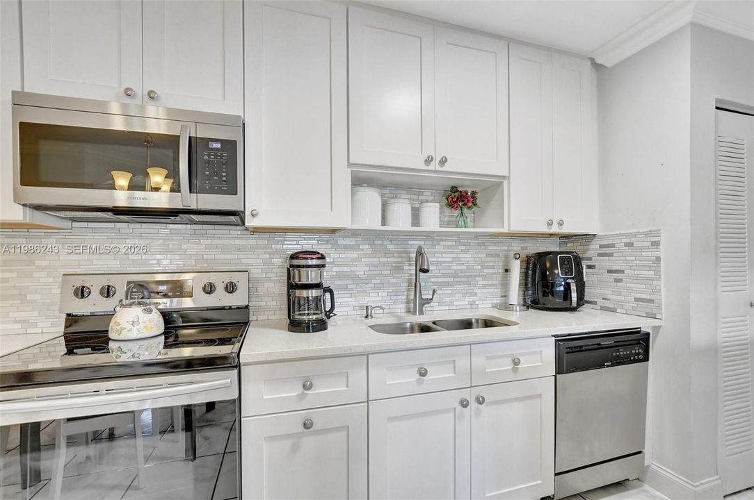 В аренду: $2,000 (2 спален, 2 ванн, 887 Квадратных фут)