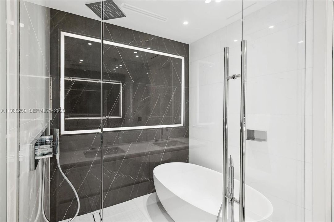 Activo con contrato: $13,950 (2 camas, 3 baños, 1819 Pies cuadrados)