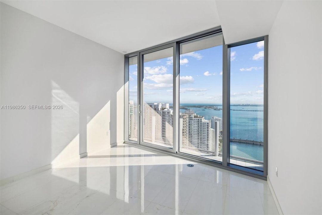 Activo con contrato: $13,950 (2 camas, 3 baños, 1819 Pies cuadrados)