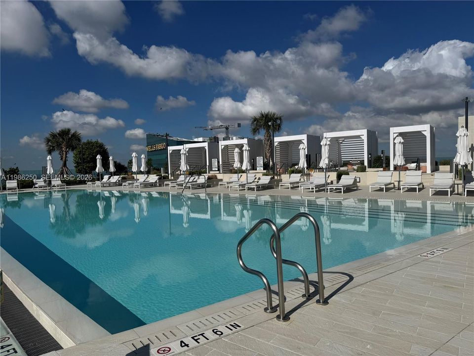 Activo con contrato: $13,950 (2 camas, 3 baños, 1819 Pies cuadrados)