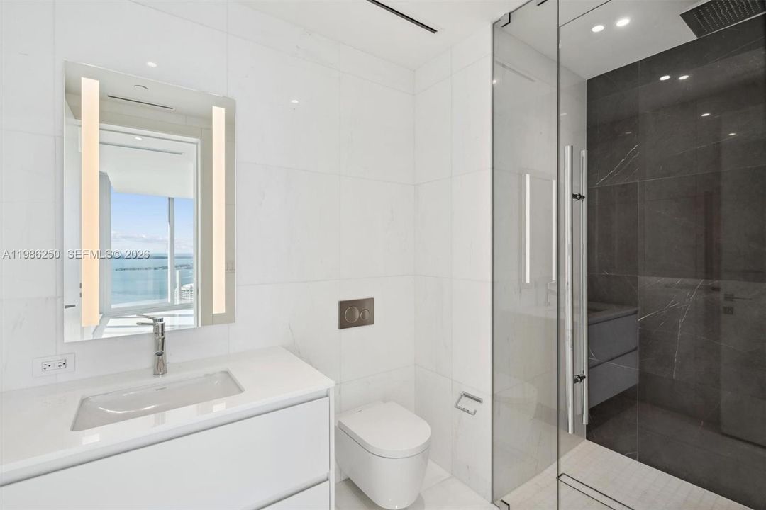 Activo con contrato: $13,950 (2 camas, 3 baños, 1819 Pies cuadrados)