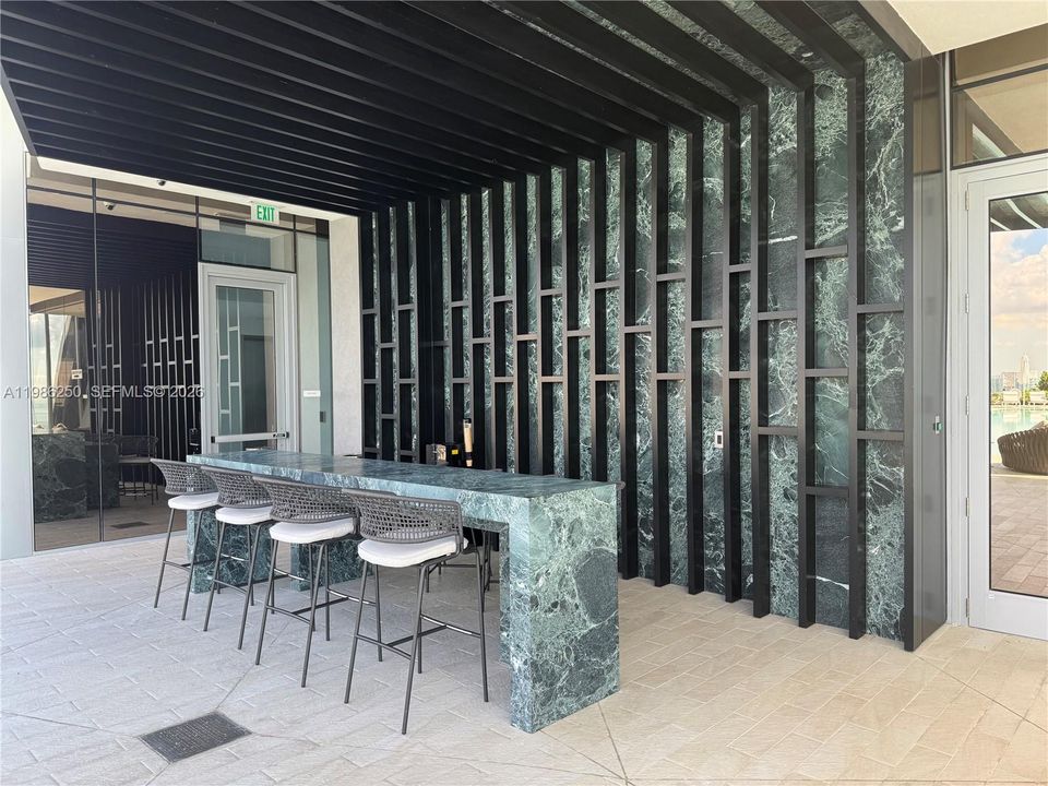 Activo con contrato: $13,950 (2 camas, 3 baños, 1819 Pies cuadrados)