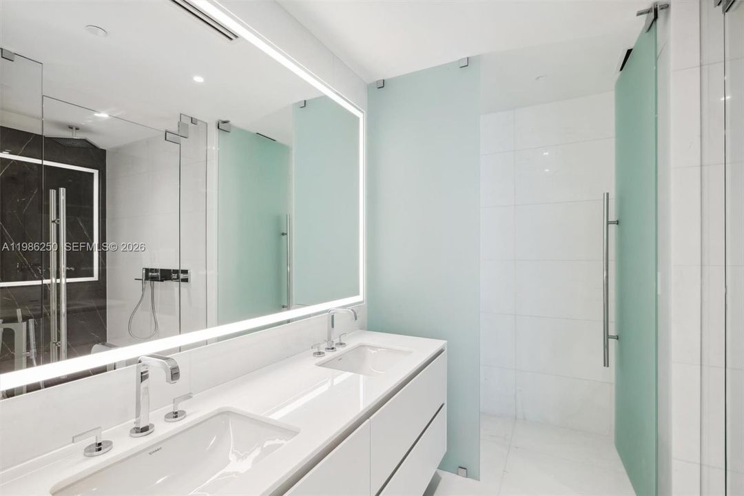 Activo con contrato: $13,950 (2 camas, 3 baños, 1819 Pies cuadrados)