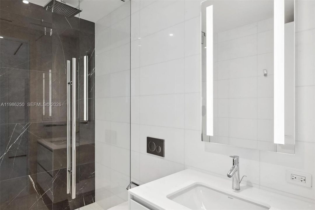 Activo con contrato: $13,950 (2 camas, 3 baños, 1819 Pies cuadrados)