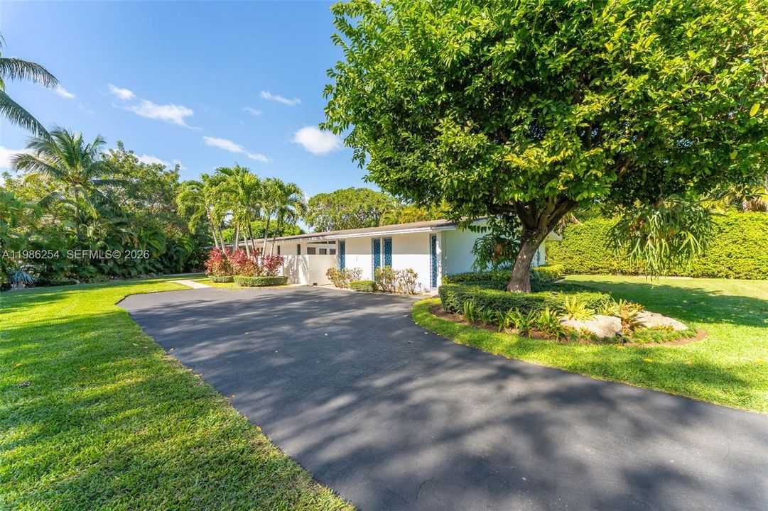 En Venta: $6,000,000 (1.54 acres)