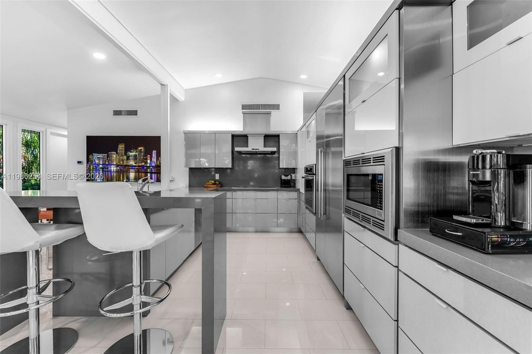 En Venta: $6,000,000 (1.54 acres)