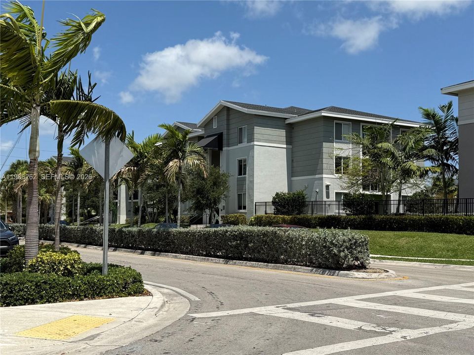 For Sale: $394,000 (3 beds, 1 baths, 800 Square Feet)