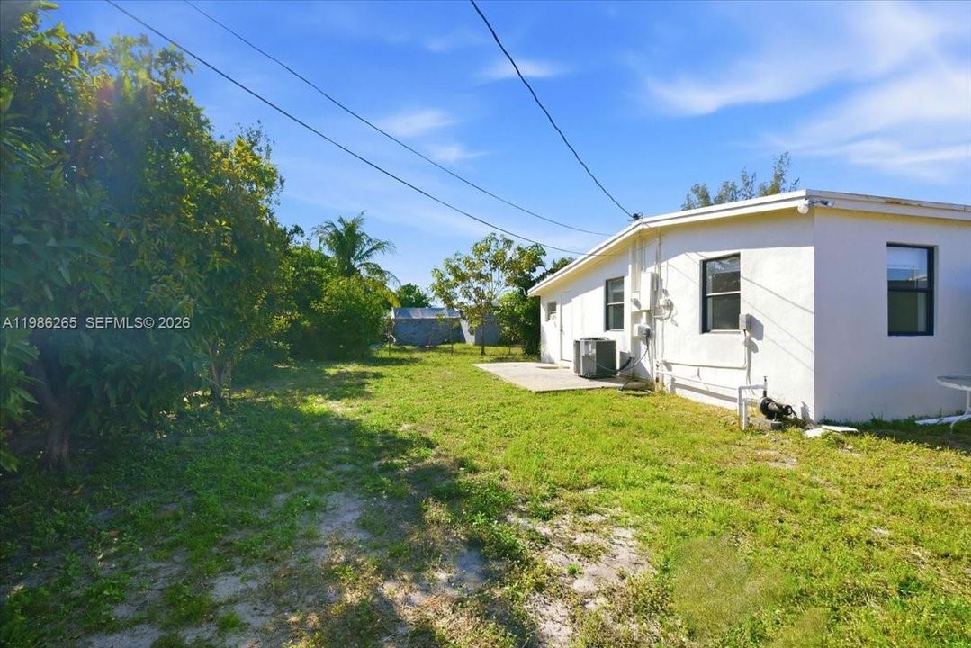 Active With Contract: $2,900 (3 beds, 1 baths, 1098 Square Feet)