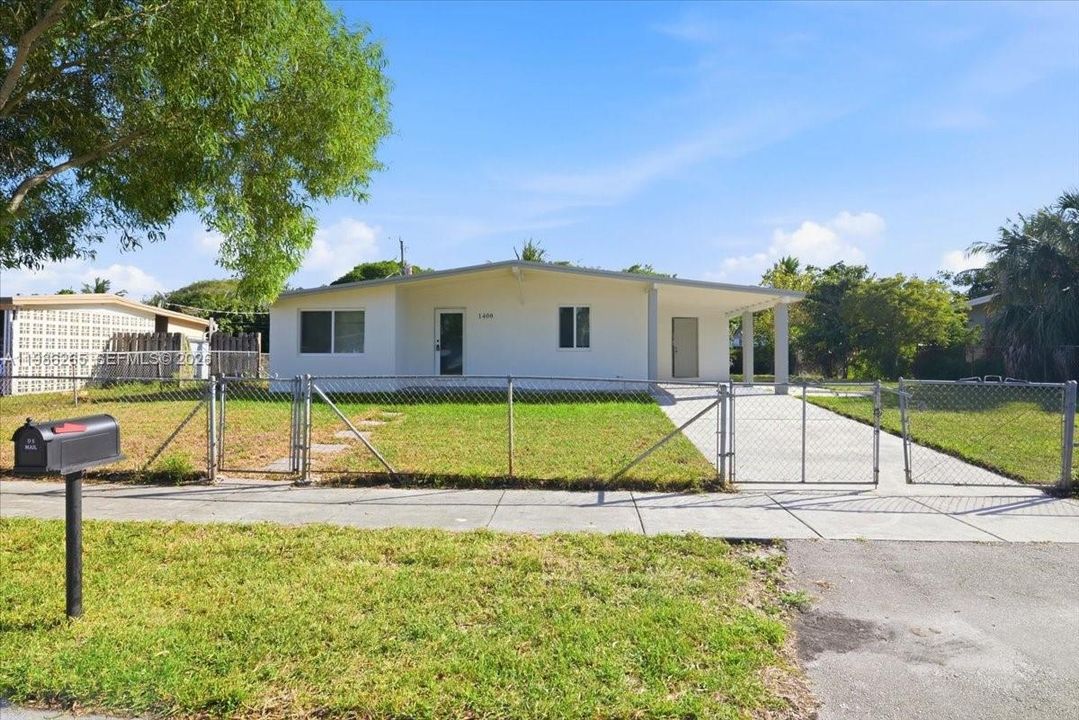 Active With Contract: $2,900 (3 beds, 1 baths, 1098 Square Feet)