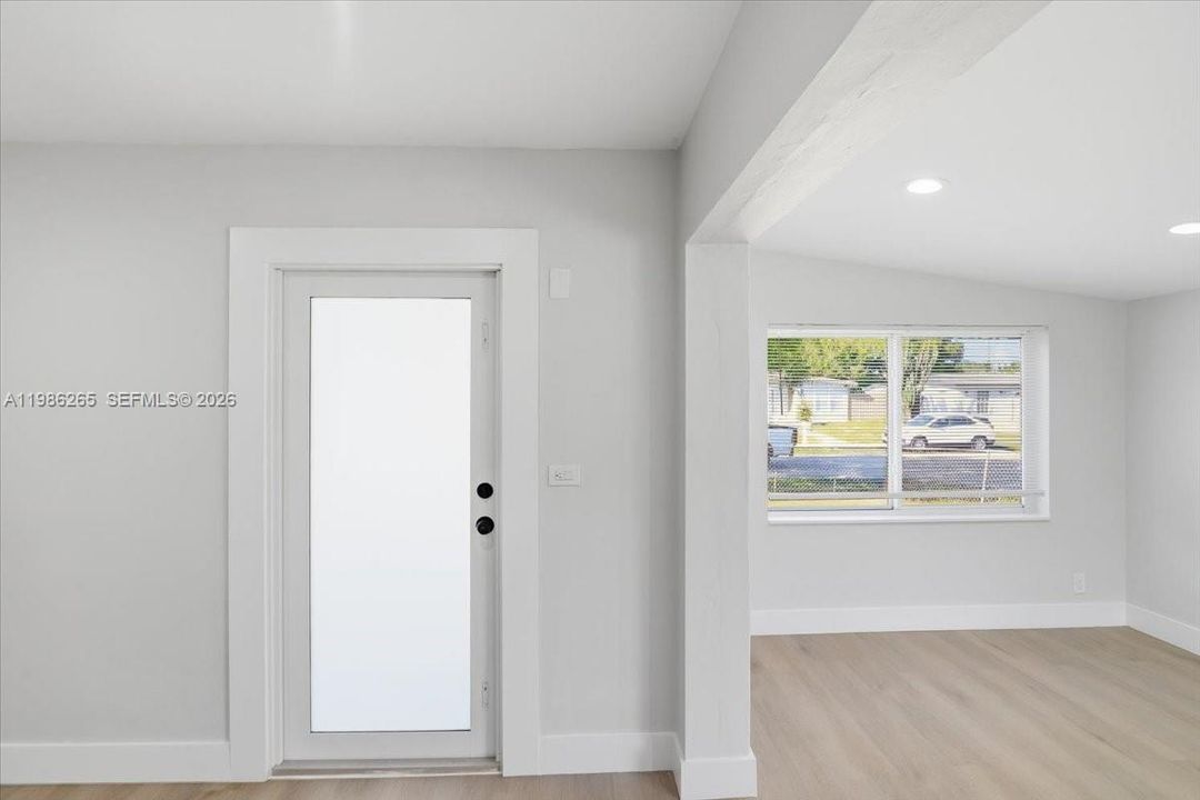 Active With Contract: $2,900 (3 beds, 1 baths, 1098 Square Feet)