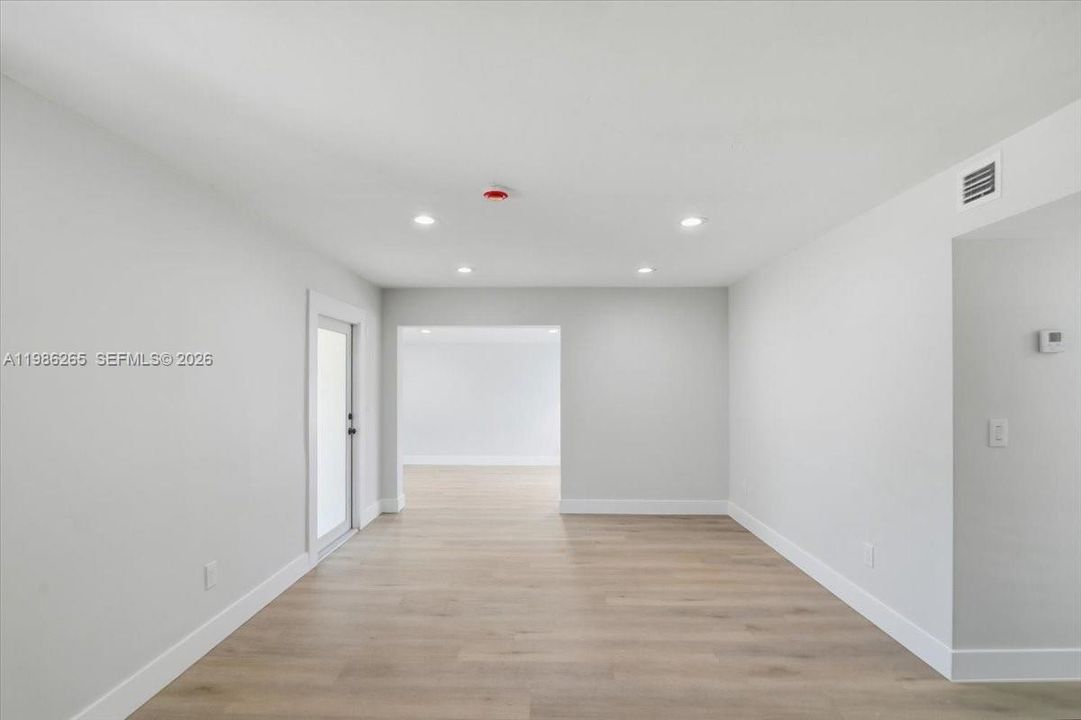 Active With Contract: $2,900 (3 beds, 1 baths, 1098 Square Feet)