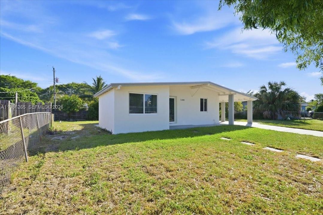 Active With Contract: $2,900 (3 beds, 1 baths, 1098 Square Feet)