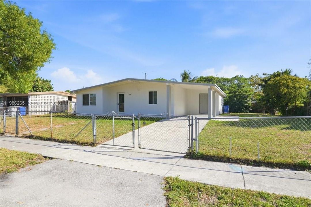 Active With Contract: $2,900 (3 beds, 1 baths, 1098 Square Feet)