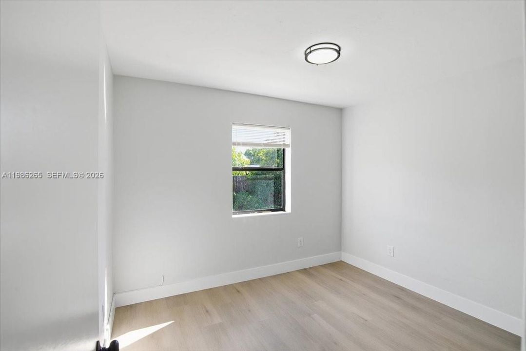 Active With Contract: $2,900 (3 beds, 1 baths, 1098 Square Feet)