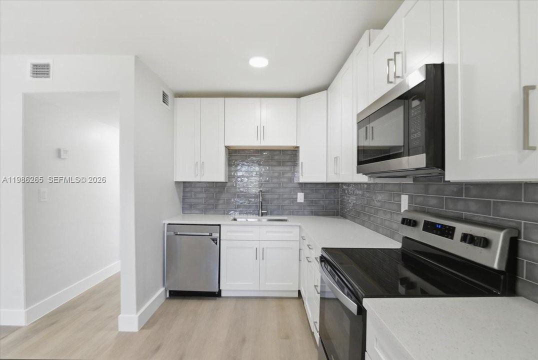 Active With Contract: $2,900 (3 beds, 1 baths, 1098 Square Feet)