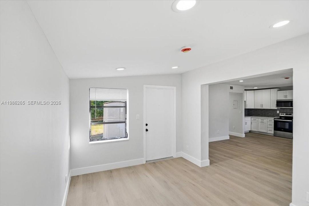 Active With Contract: $2,900 (3 beds, 1 baths, 1098 Square Feet)