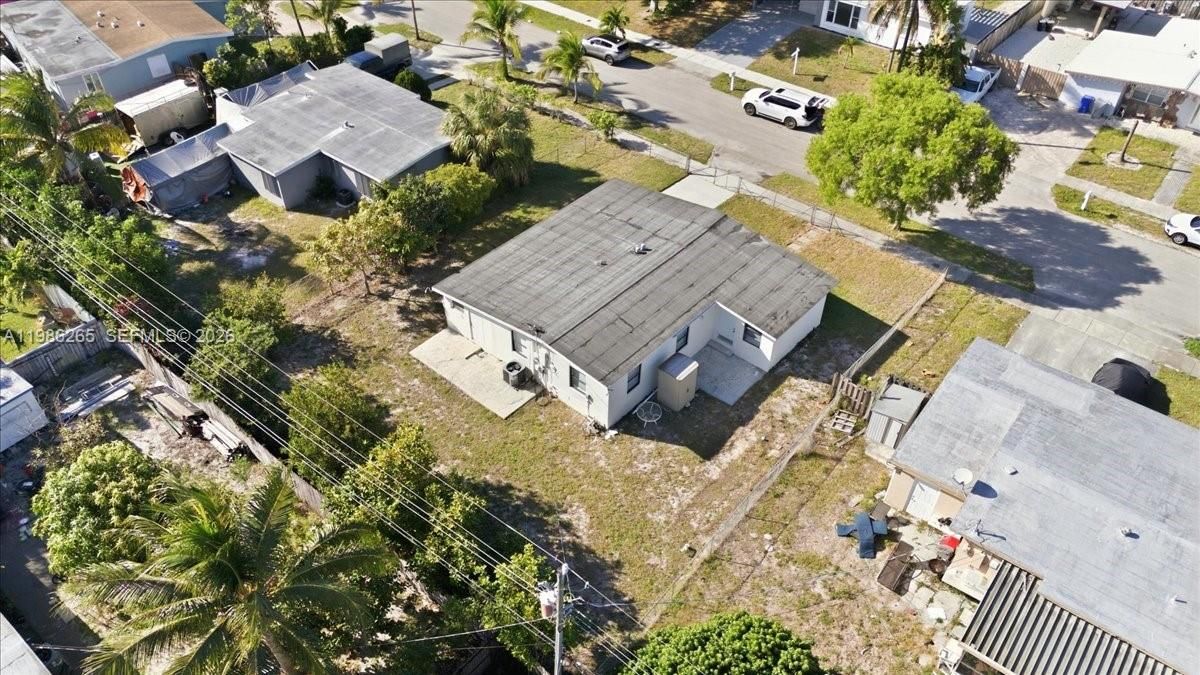 Active With Contract: $2,900 (3 beds, 1 baths, 1098 Square Feet)