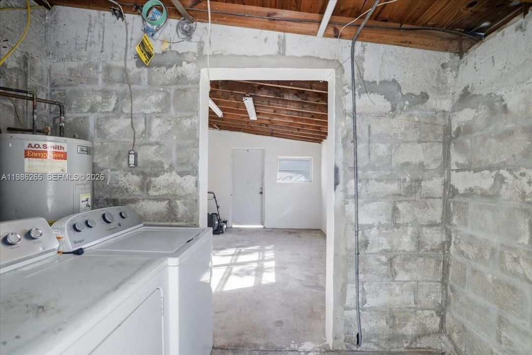 Active With Contract: $2,900 (3 beds, 1 baths, 1098 Square Feet)