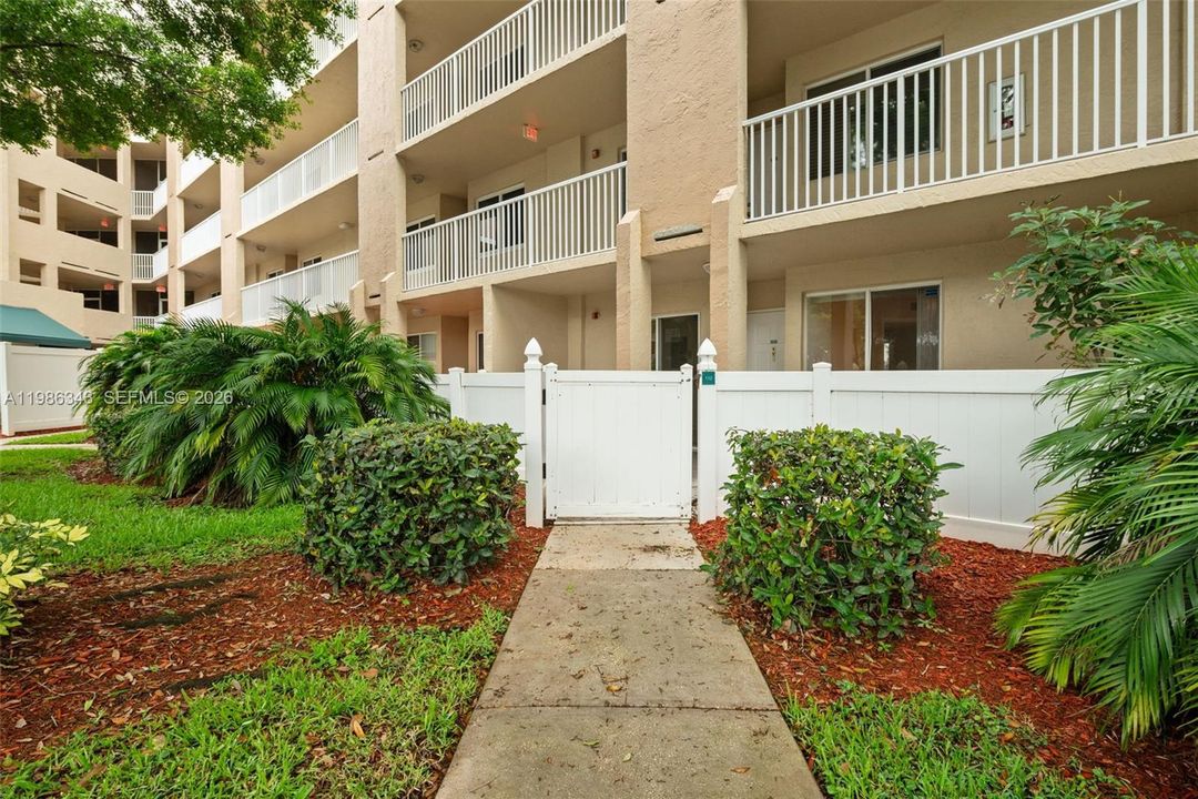 Activo con contrato: $174,900 (2 camas, 2 baños, 1215 Pies cuadrados)