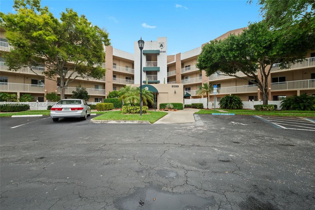 Activo con contrato: $174,900 (2 camas, 2 baños, 1215 Pies cuadrados)