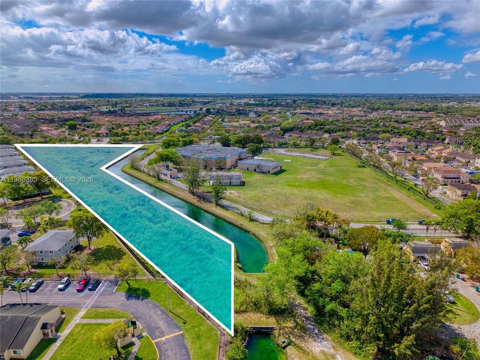 На продажу: $2,950,000 (3.38 acres)