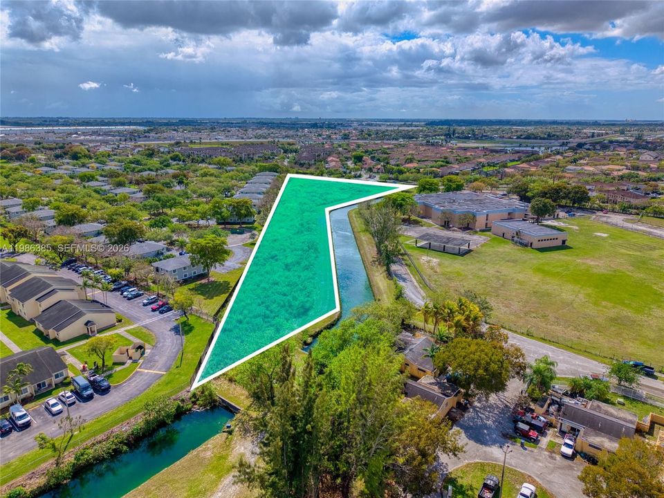 На продажу: $2,950,000 (3.38 acres)