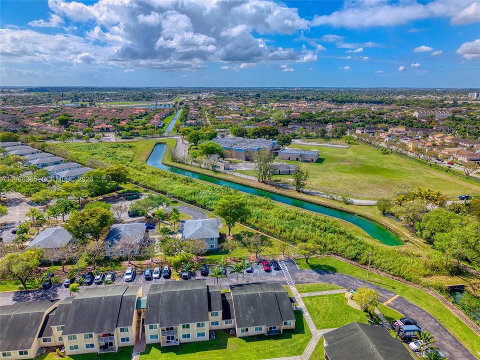 На продажу: $2,950,000 (3.38 acres)