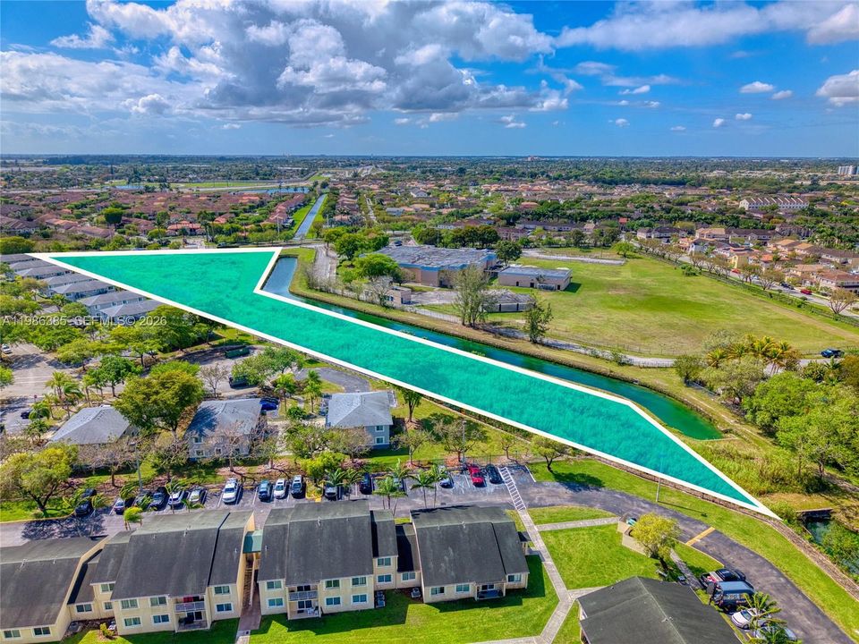 На продажу: $2,950,000 (3.38 acres)