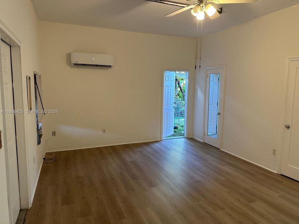 Activo con contrato: $1,500 (0 camas, 1 baños, 1025 Pies cuadrados)