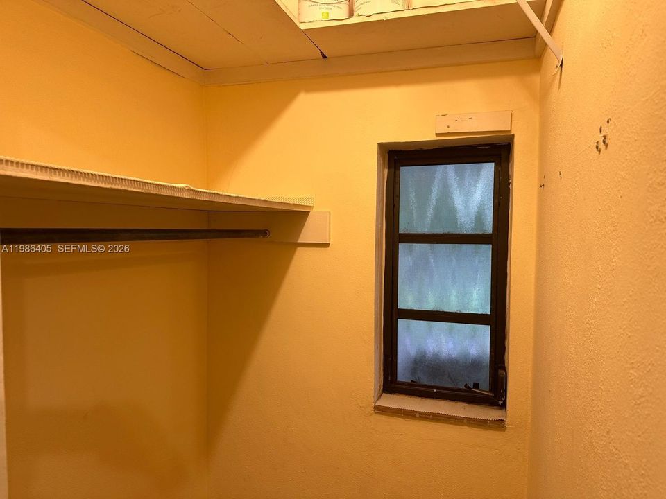 Activo con contrato: $1,500 (0 camas, 1 baños, 1025 Pies cuadrados)