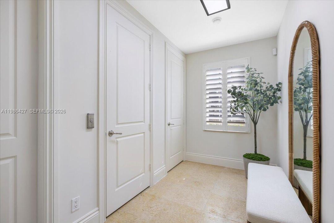 En Venta: $1,150,000 (3 camas, 3 baños, 2351 Pies cuadrados)