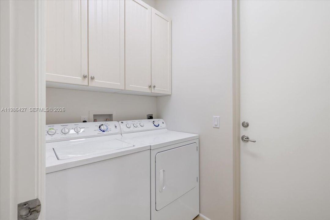 En Venta: $1,150,000 (3 camas, 3 baños, 2351 Pies cuadrados)