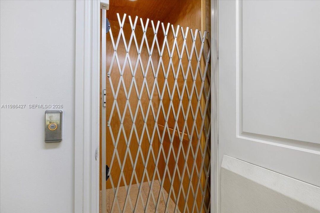 En Venta: $1,150,000 (3 camas, 3 baños, 2351 Pies cuadrados)