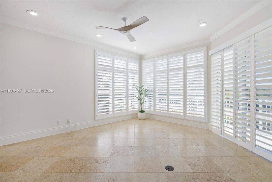 En Venta: $1,150,000 (3 camas, 3 baños, 2351 Pies cuadrados)