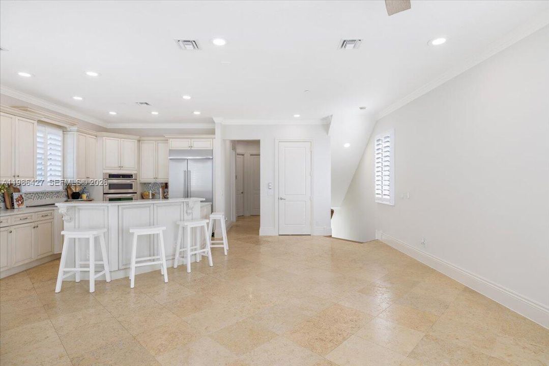 En Venta: $1,150,000 (3 camas, 3 baños, 2351 Pies cuadrados)