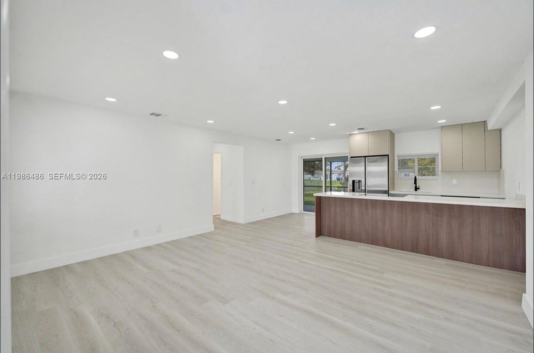 For Sale: $515,000 (2 beds, 2 baths, 805 Square Feet)