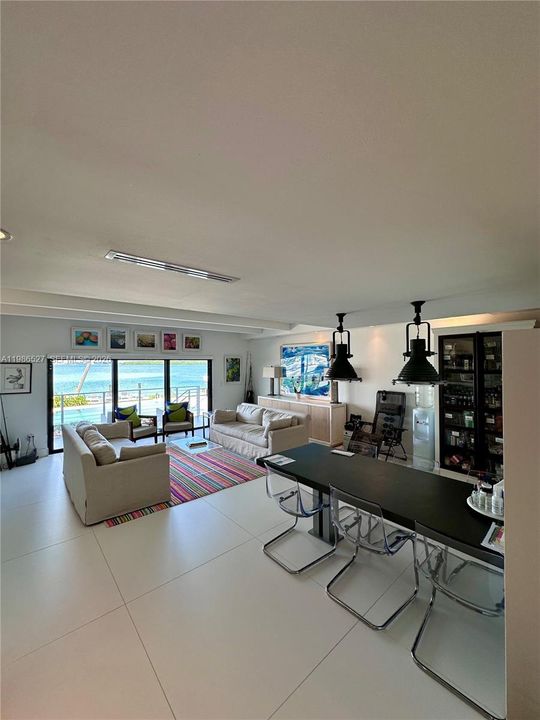 Activo con contrato: $17,500 (3 camas, 3 baños, 2160 Pies cuadrados)