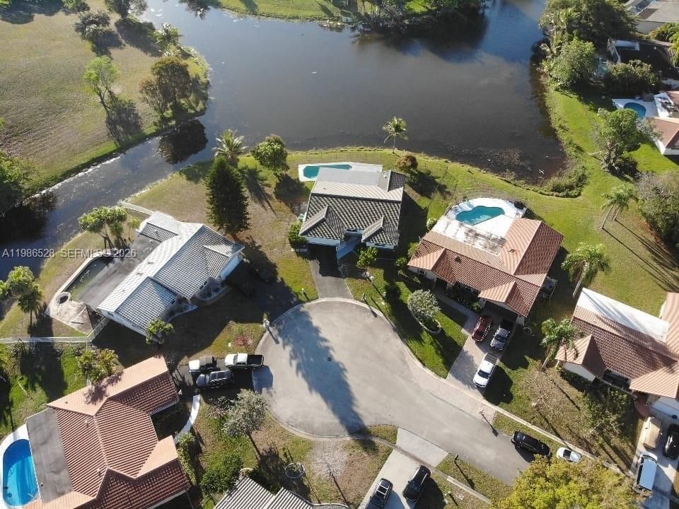 Home located in a Cul-de-sac with significant waterfront exposure