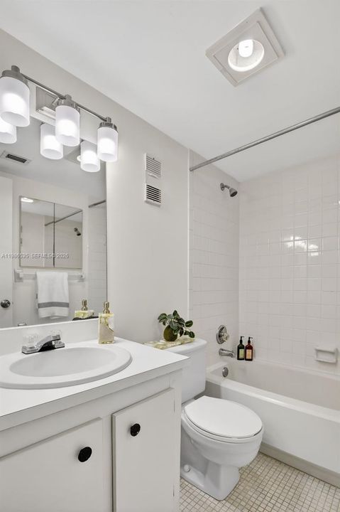Activo con contrato: $265,000 (3 camas, 2 baños, 1124 Pies cuadrados)