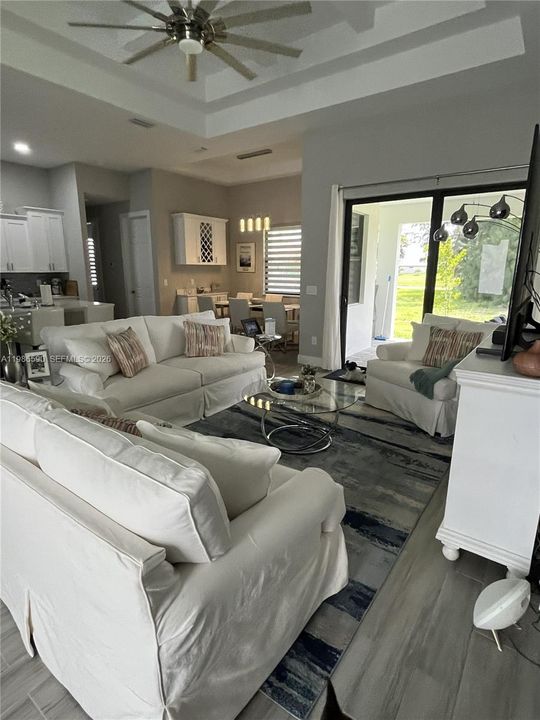 En Venta: $548,900 (3 camas, 2 baños, 1950 Pies cuadrados)