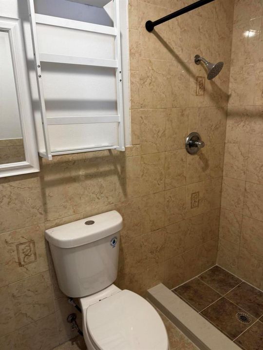 481 Voltaire Primary Bath