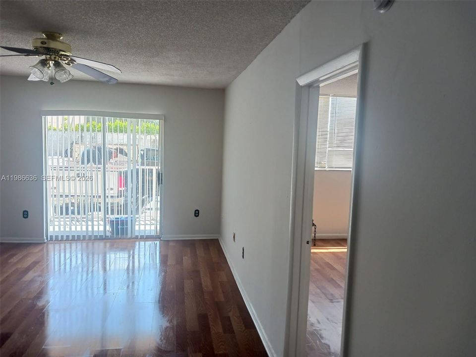 For Sale: $142,000 (1 beds, 1 baths, 658 Square Feet)